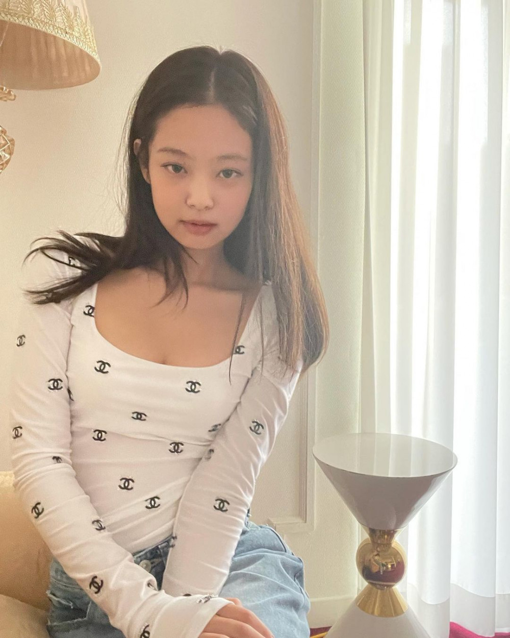 BLACKPINK's Jennie shows off her splended beauty wearing a simple