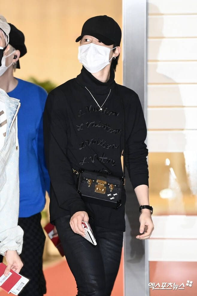 BTS' Jimin struts down the airport in style; Did you know the Rs 1.64 lakh  jacket isn't the costliest part of his attire?, Korean News