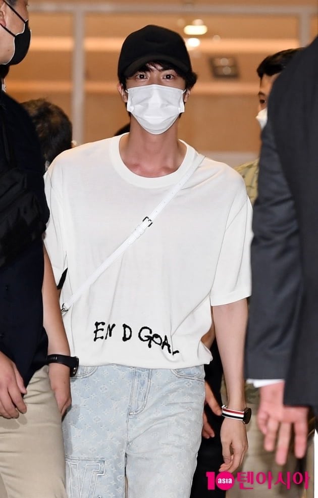 방탄소년단 진  Face of LV Jin's airport outfits feat. the green Louis Vuitton  Litter Bag : 네이버 블로그