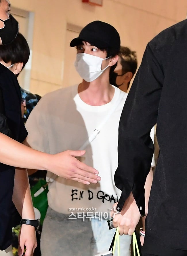 방탄소년단 진  Face of LV Jin's airport outfits feat. the green Louis Vuitton  Litter Bag : 네이버 블로그