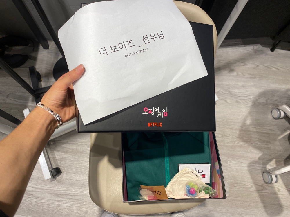 Корейские знаменитости получают подарки от дорамы "Игра в кальмара" Netflix Korea