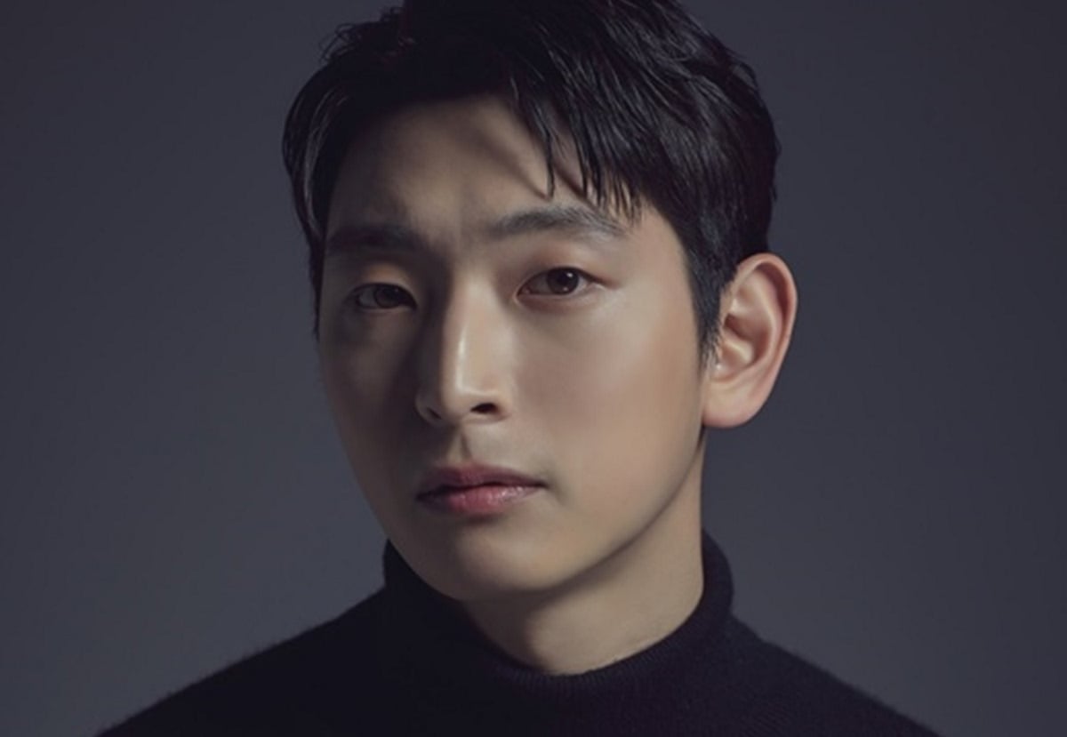 2AM's Jinwoon opens up about filming smoking scenes as a non-smoker |  allkpop