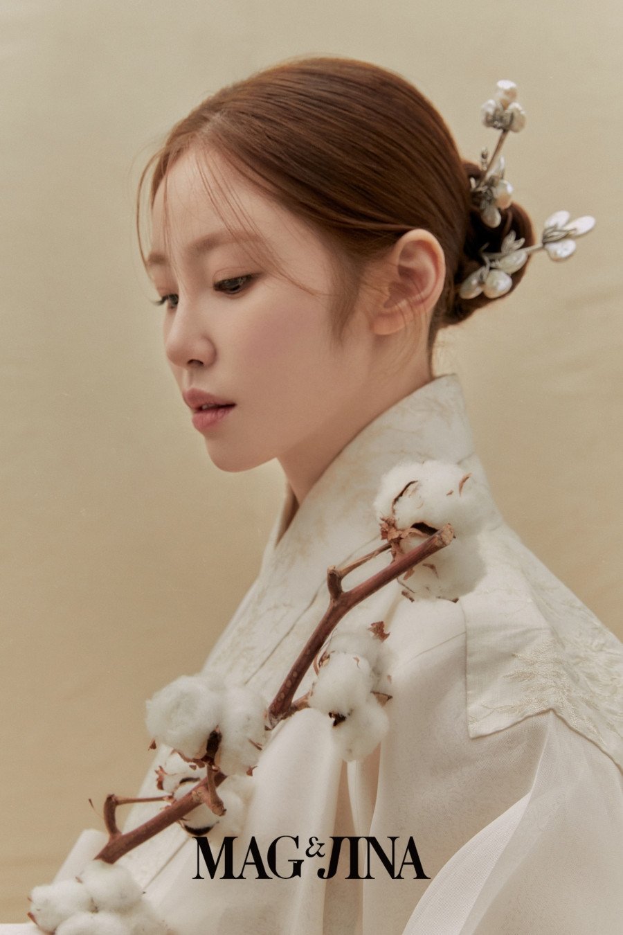 Хёсон продемонстрировала классическую красоту ханбока в зимнем стиле