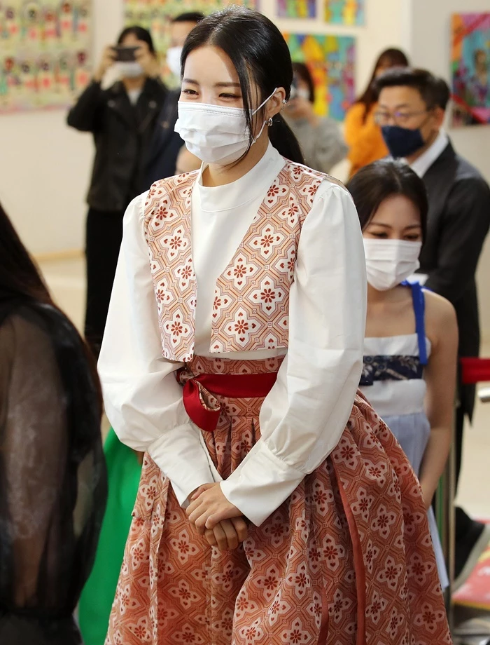 Brave Girls Appear In Beautiful Reformed Hanboks To Receive An