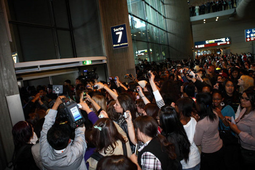 3. Jungkook's Blonde Hair Causes Chaos at Airport as Sasaeng Fans Swarm Him - wide 6