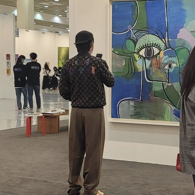 Ви из BTS посетил выставку VVIP 'Korea International Art Fair 2021'
