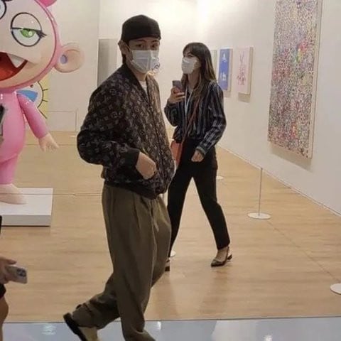 Ви из BTS посетил выставку VVIP 'Korea International Art Fair 2021'