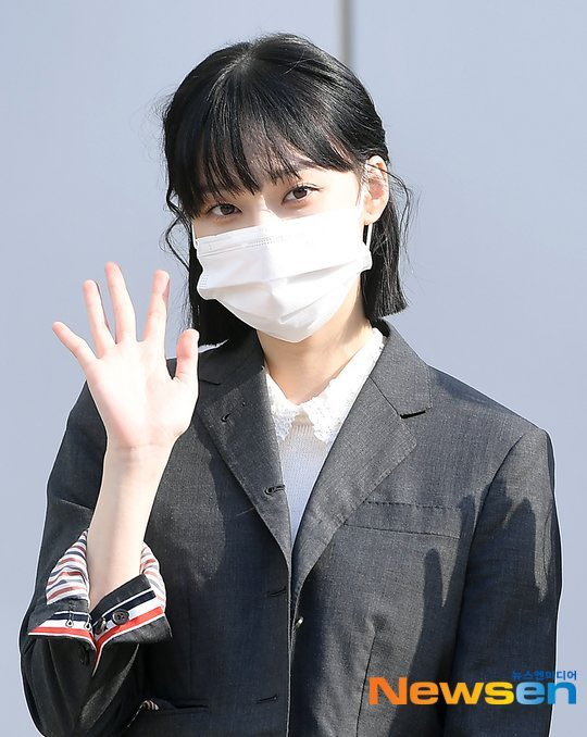 Aespa poses for photographers before filming for JTBC's 'Knowing Bros