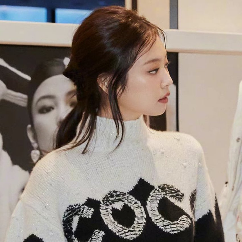 Chanel best sale sweater jennie