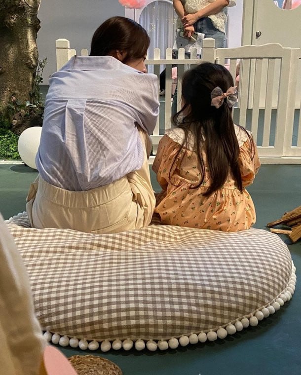 Чон Со Мин хвалят за заботу о ребенке на съемочной площадке