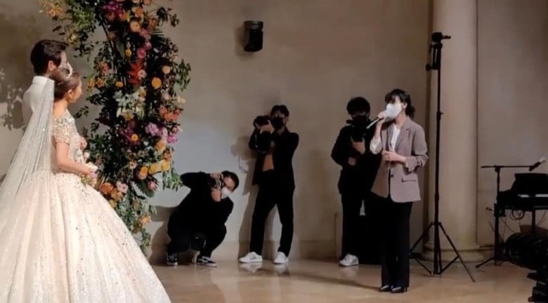 АйЮ исполнила поздравительную песню на свадебной церемонии Ли Джи Хуна
