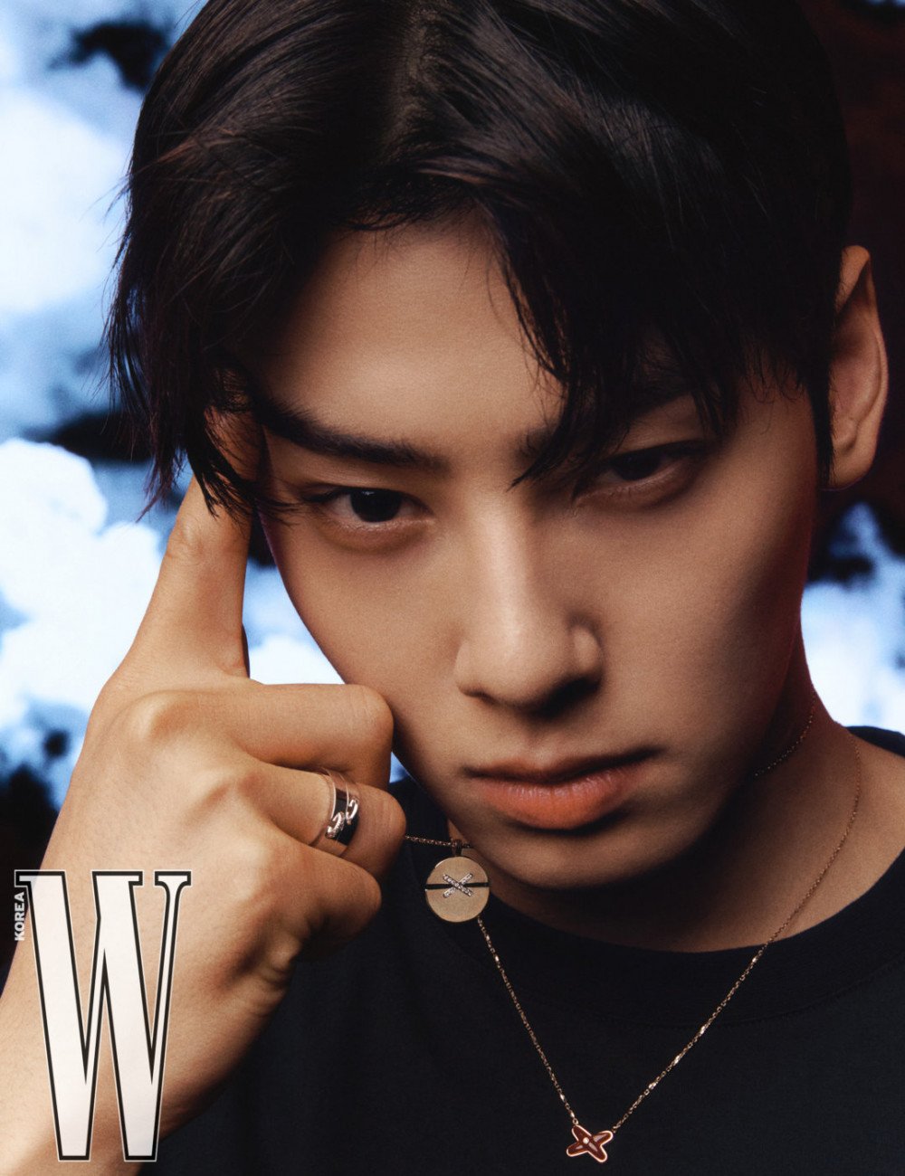 The Seoul Story on X: 📸 ASTRO Cha Eun Woo is the cover star of W Korea's  November issue where he teams up with jewelry brand Chaumet ✨ Source:    /