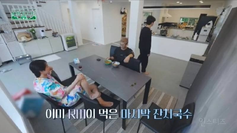 Нетизены дискутируют, могут ли они разделять недоеденную еду со своей семьей также, как это делают участники BTS между собой