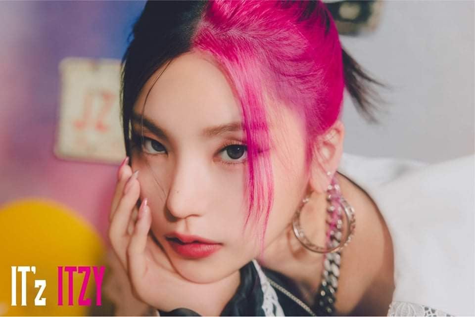 [Дебют в Японии] ITZY альбом «IT'z ITZY»: музыкальный клип "LOCO" + концепт-фото