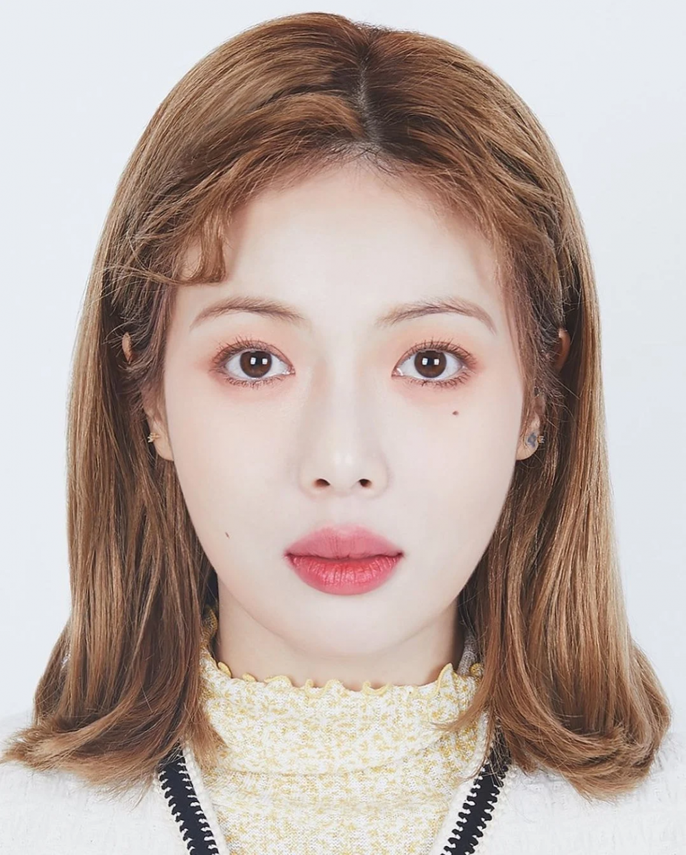 Хёна привлекла внимание нетизенов после того, как раскрыла свое фото на паспорт