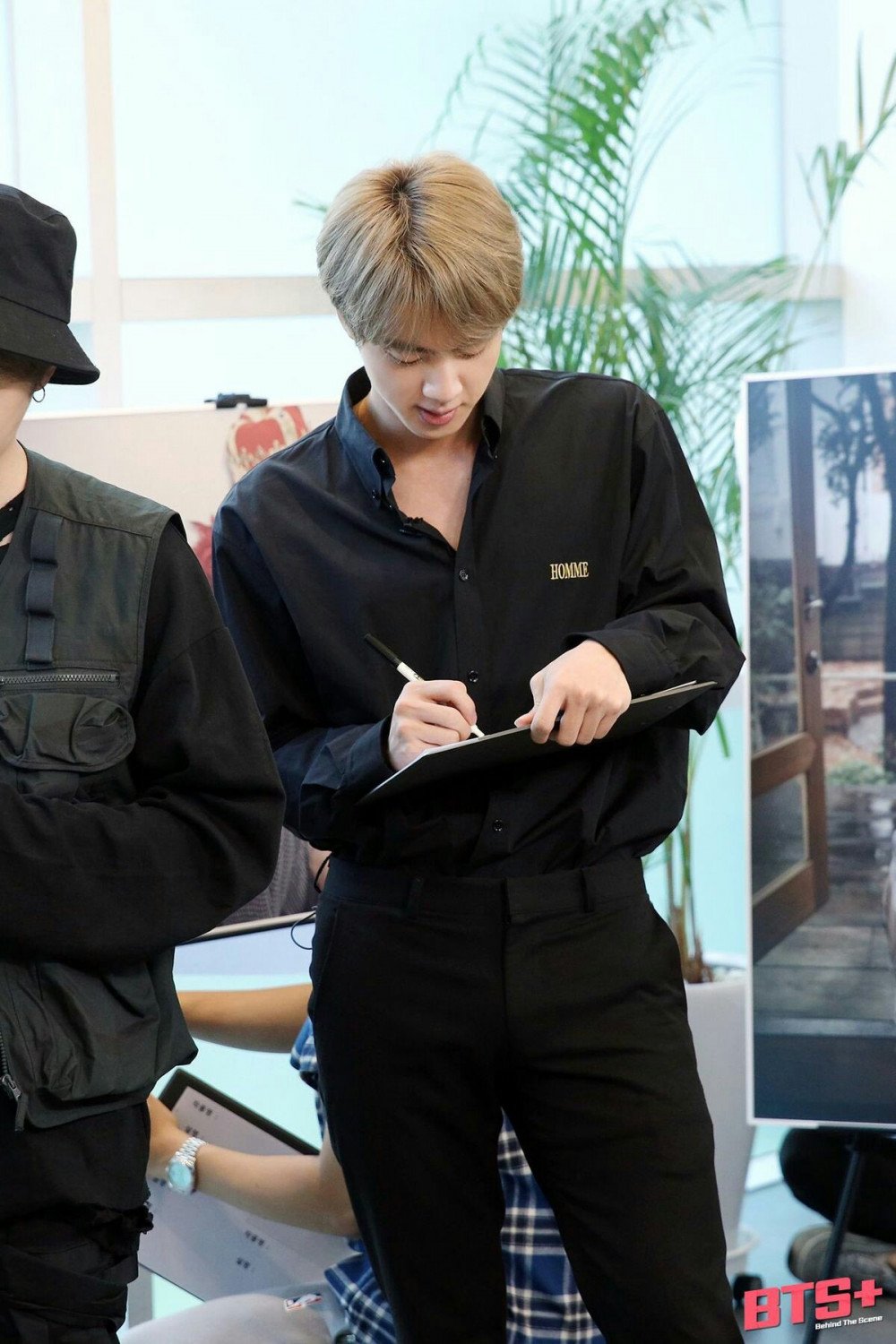 How BTS Jin Made Louis Vuitton Staff Embarrassed..? 