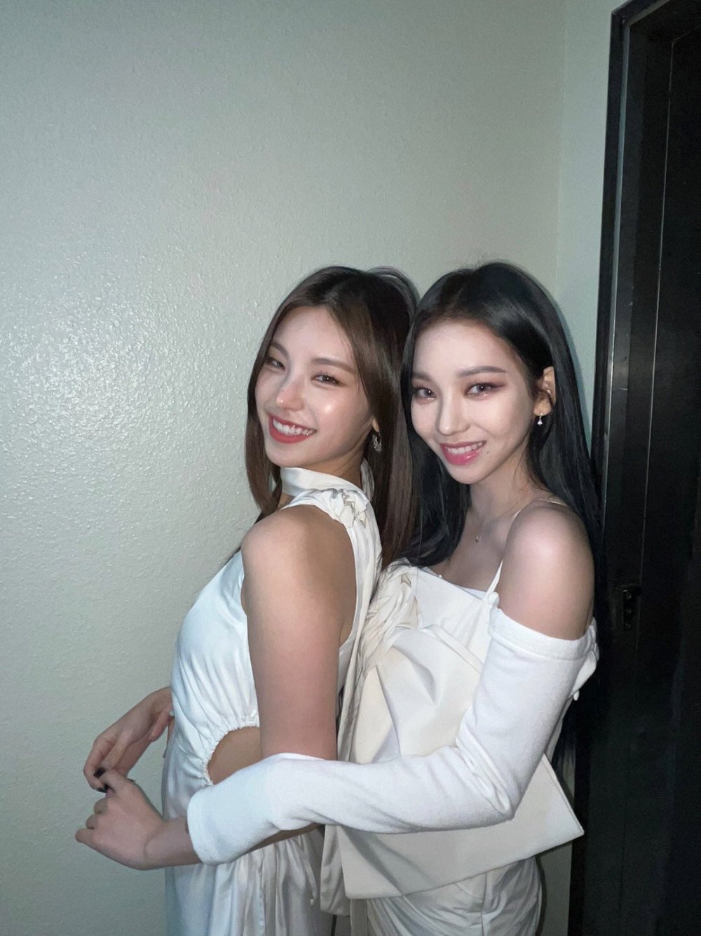 Fans go crazy after seeing these pictures of ITZY Yeji and aespa Karina  together | allkpop