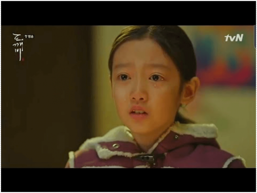 Девочка-актриса, сыгравшая Ким Го Ын в детстве в дораме «Гоблин», привлекает внимание своим скачком в росте и впечатляющей игрой в новой дораме «Пульгасаль: Бессмертные души»