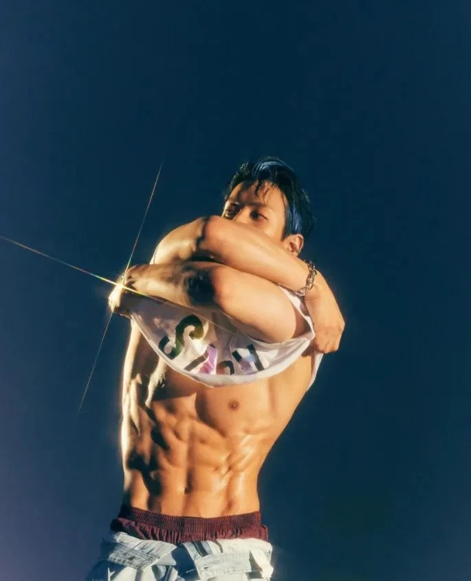 Минхёк из BTOB продемонстрировал свое идеальное тело на новых фото