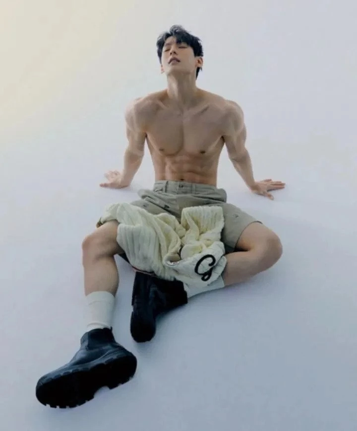 Минхёк из BTOB продемонстрировал свое идеальное тело на новых фото