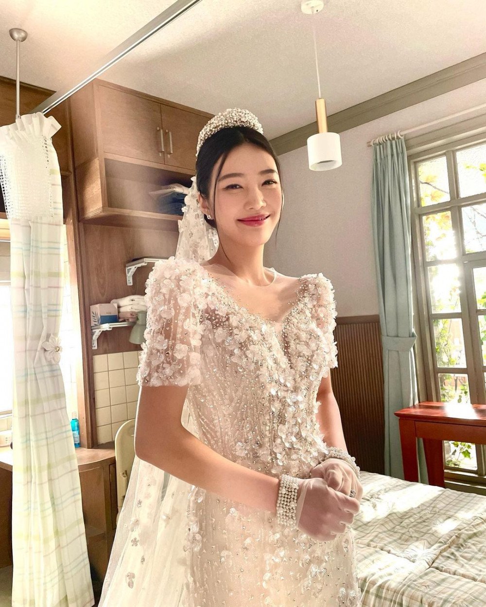 Джой (Red Velvet) делится фотографиями в свадебном платье со съемок своей дорамы
