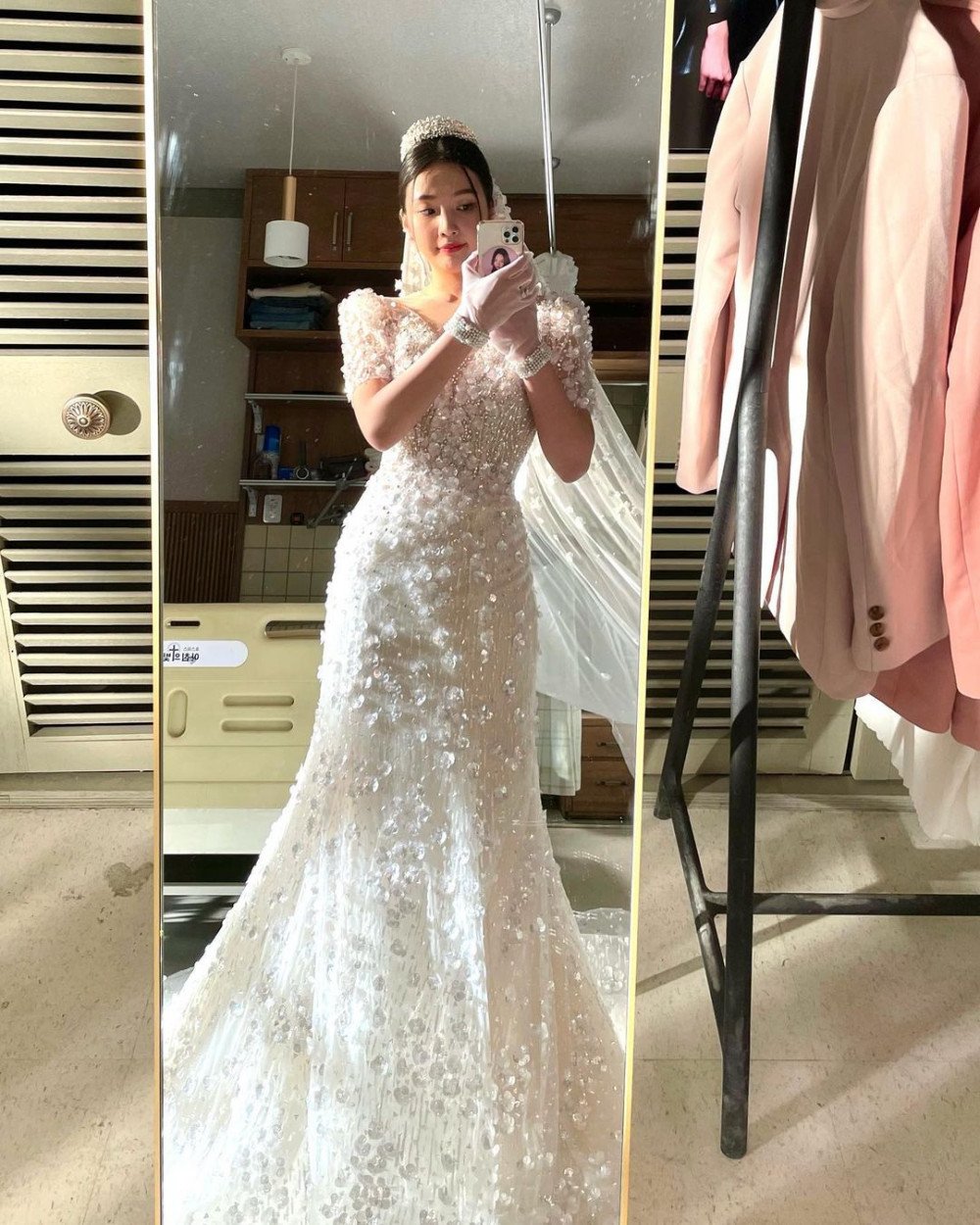 Джой (Red Velvet) делится фотографиями в свадебном платье со съемок своей дорамы