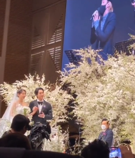 Dispatch опубликовал фото со свадебной церемонии Пак Шин Хе и Чхве Тэ Джуна + Хонки, Зико, Дио и другие поздравили пару