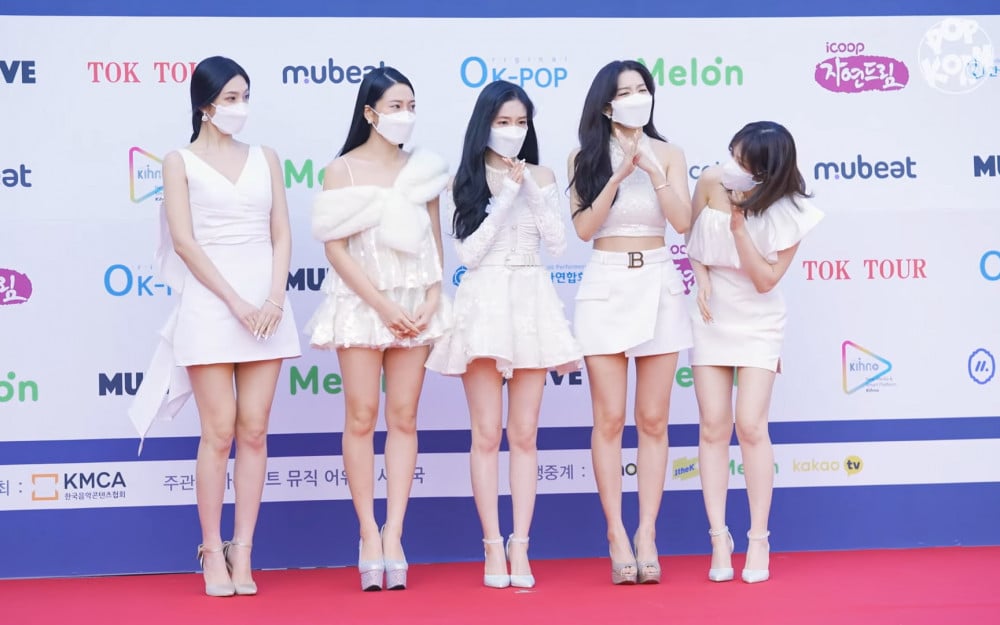 Айрин получила похвалу после того, как отказала репортерам в просьбе к участницам Red Velvet снять маски