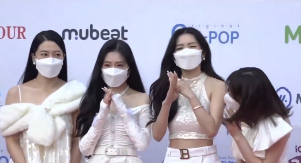 Айрин получила похвалу после того, как отказала репортерам в просьбе к участницам Red Velvet снять маски