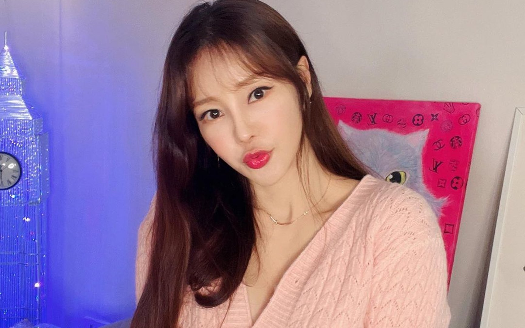 Singer Mina displays an impressive youthful look at the age