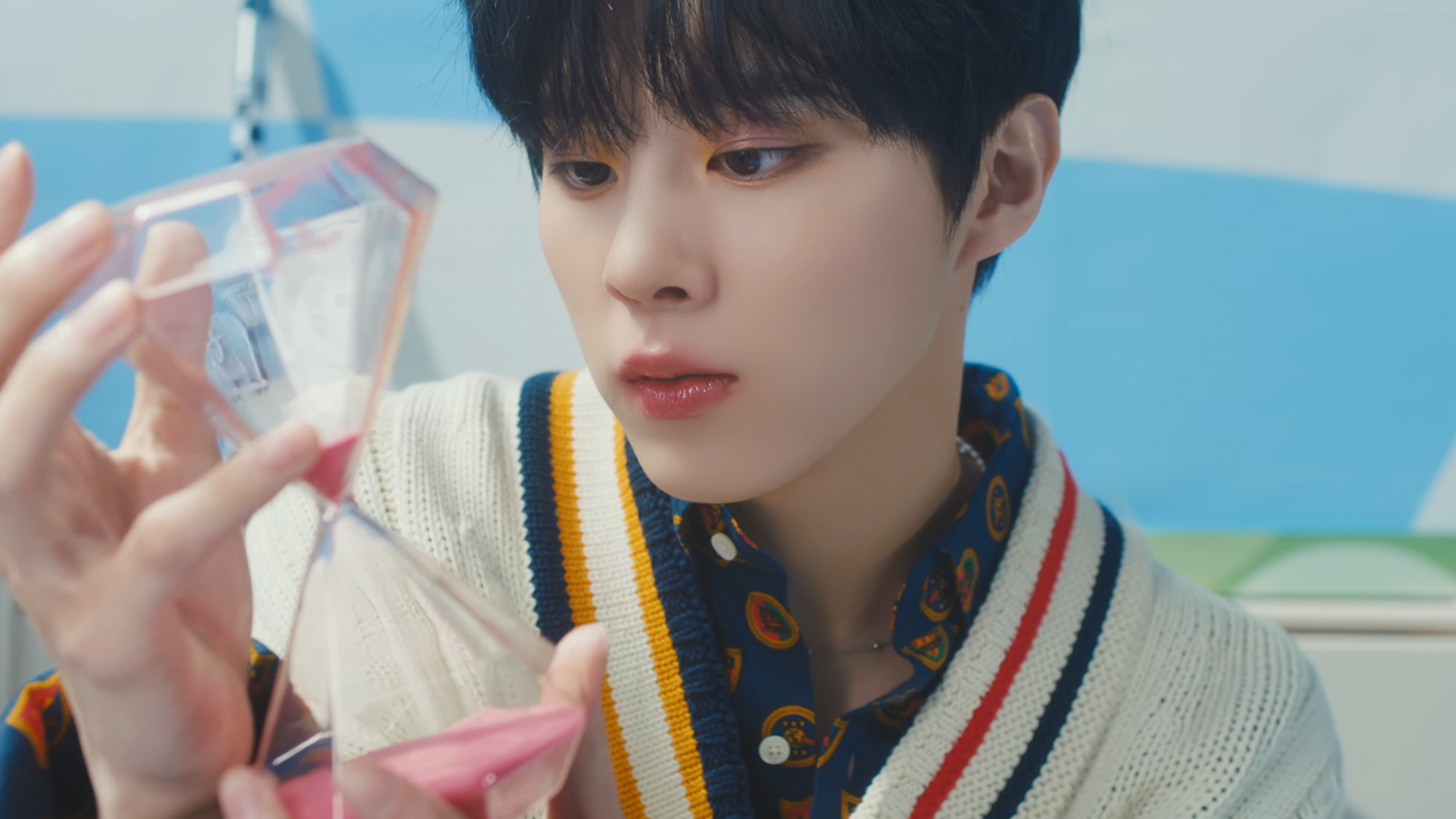 Kim Woo Seok makes a chic return in MV for &amp;#39;Switch&amp;#39; | allkpop