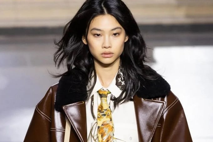 Чон Хо Ён открыла показ осенне-зимней коллекции Louis Vuitton в Париже ...