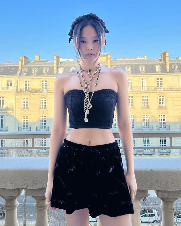 BLACKPINK's Jennie is truly the main attraction at the Chanel fashion show  in Paris