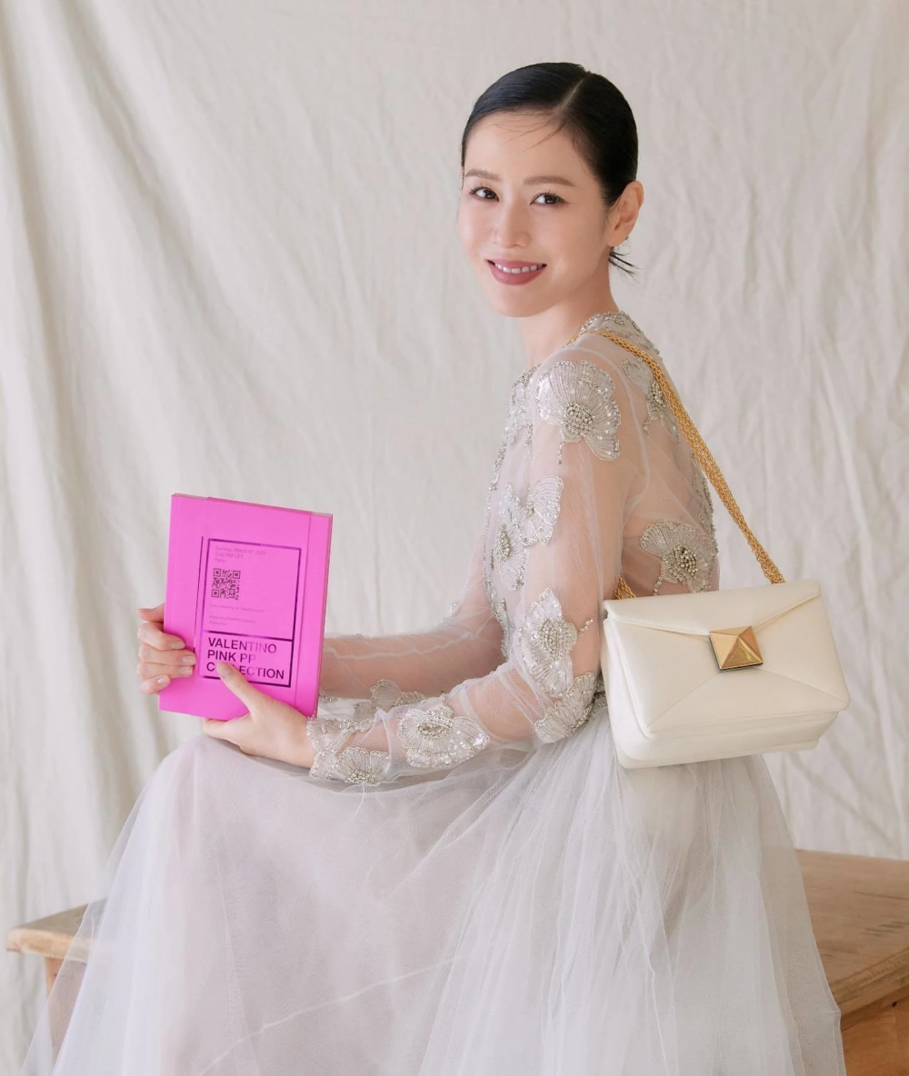 Будущая невеста Сон Е Джин в фотосессии для свадебной весенней коллекции