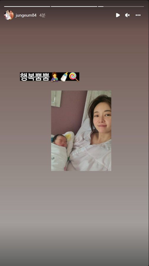 Хван Джон Ым впервые показала новорожденного сына