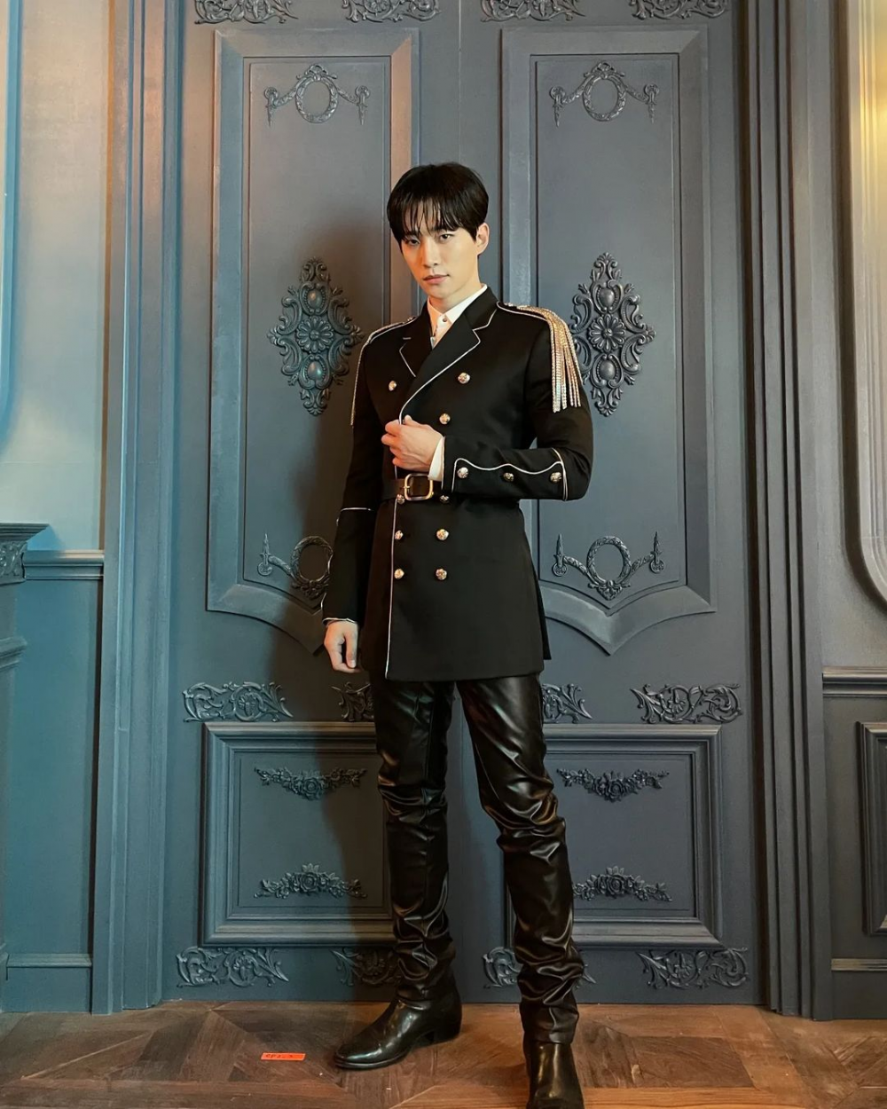 Королевский образ Чуно из 2PM в рекламе вебтуна "Сирена"