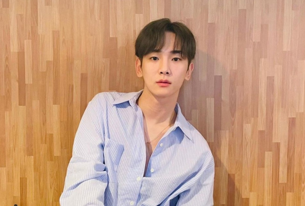 SHINee's Key Shows Off His New Blue Hair Color - wide 4