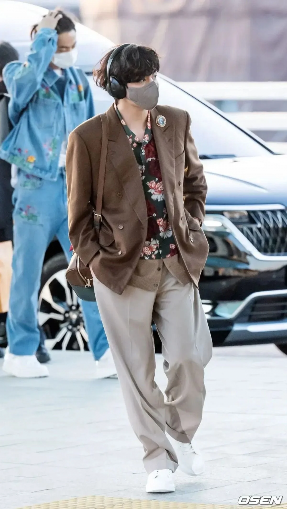 BTS: Kim Taehyung Serves Stylish Travel Look With His Mute Boston