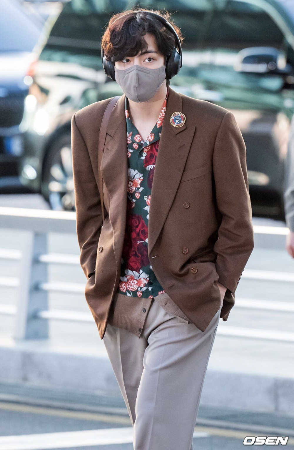 Btss V Praised For His Sensible Airport Fashion With The Bag That He