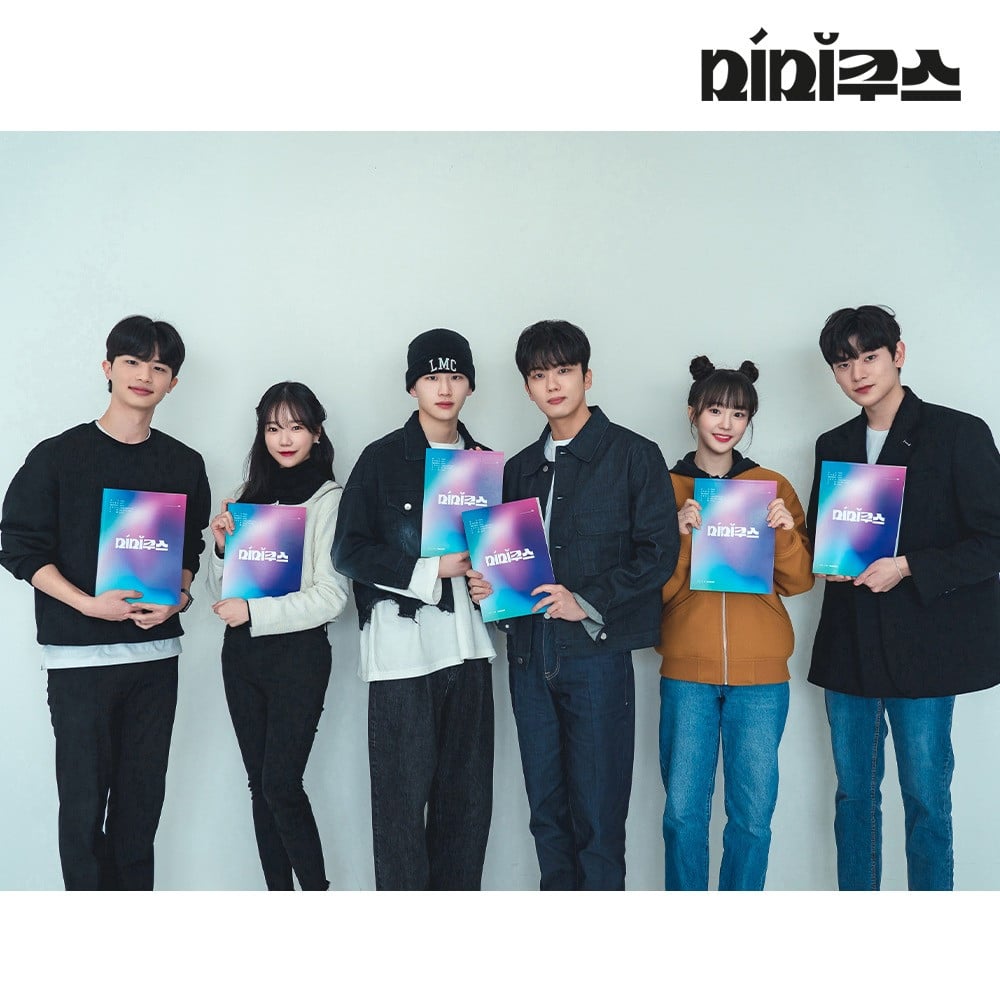 Чо Юри, Ёнджэ, Нана из Woo!ah! и другие посетили первое чтение сценария веб-дорамы «MIMICUS»