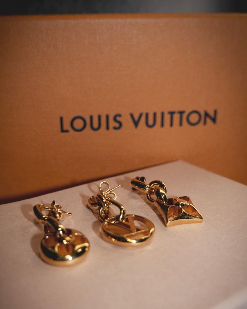 Сакура (LE SSERAFIM) намекнула на сотрудничество с Louis Vuitton