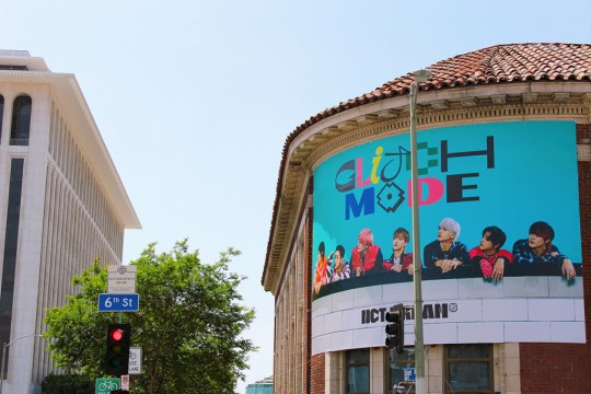 Знак «SM Entertainment Square» установлен в центре Лос-Анджелеса в честь Ли Су Мана и бума к-поп