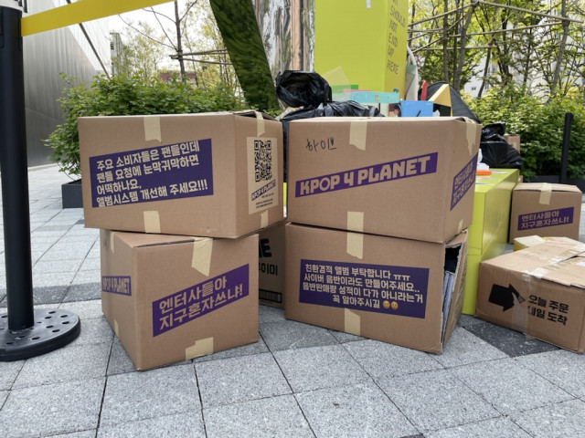 К-поп климатические активисты митингуют у лейбла HYBE с требованием принять меры