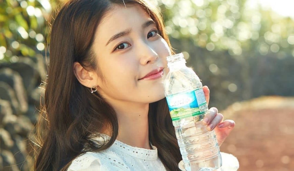 АйЮ становится лицом бренда минеральной воды Jeju Samsadoo третий год подряд