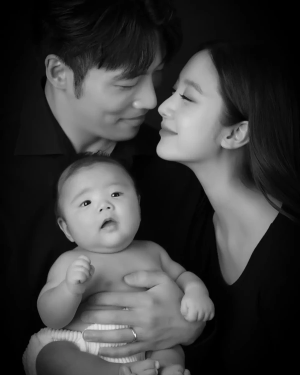 Бывшая участница Wonder Girls Лим опубликовала фотографии с мужем и новорожденным сыном