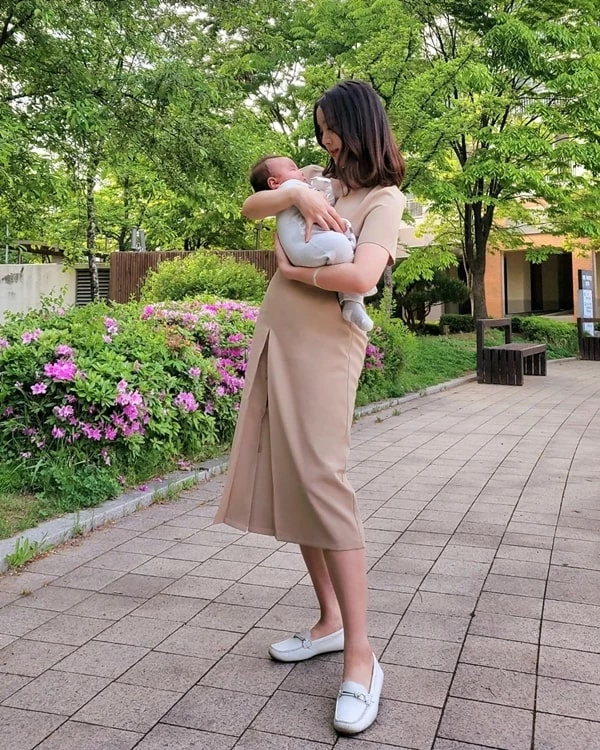 Бывшая участница Wonder Girls Лим опубликовала фотографии с мужем и новорожденным сыном