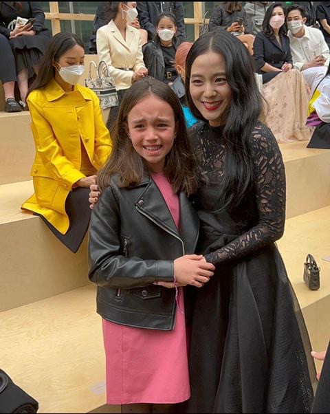 Daughter of 'Dior' director sheds tears after meeting BLACKPINK's Jisoo