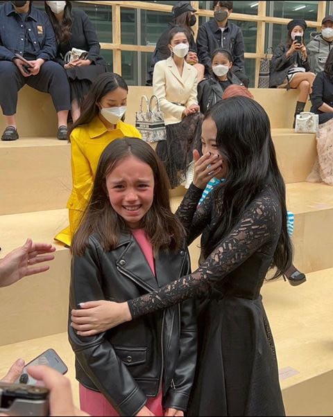 Daughter of 'Dior' director sheds tears after meeting BLACKPINK's