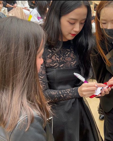 Daughter of 'Dior' director sheds tears after meeting BLACKPINK's