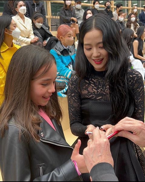 Daughter of 'Dior' director sheds tears after meeting BLACKPINK's Jisoo